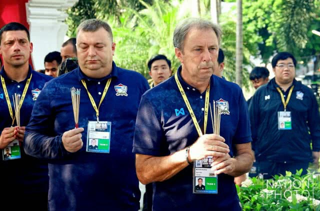 นักเตะทีมชาติไทย สักการะไหว้ศาลพระภูมิ เพื่อความเป็นสิริมงคล ก่อนฟาดแข้งสหรัฐอาหรับเอมิเรตส์