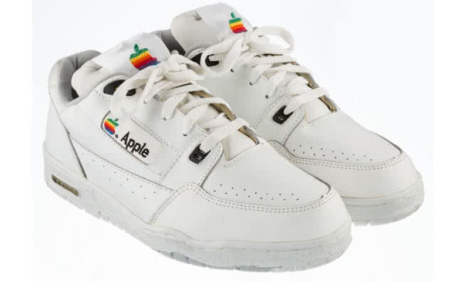 eBay เปิดประมูล "รองเท้าผ้าใบ Apple ยุค 90s"  เริ่มเคาะที่ 5 แสนบาท!