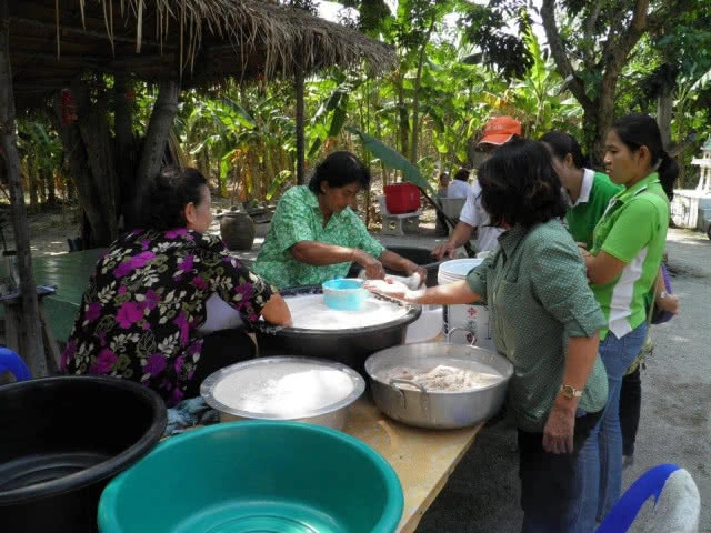 ฟื้นตำนานชลบุรีชวนปลูก "เท้ายายม่อม"
ทำแป้งขาย กก.ละ 400 บาท ผลิตไม่ทัน!