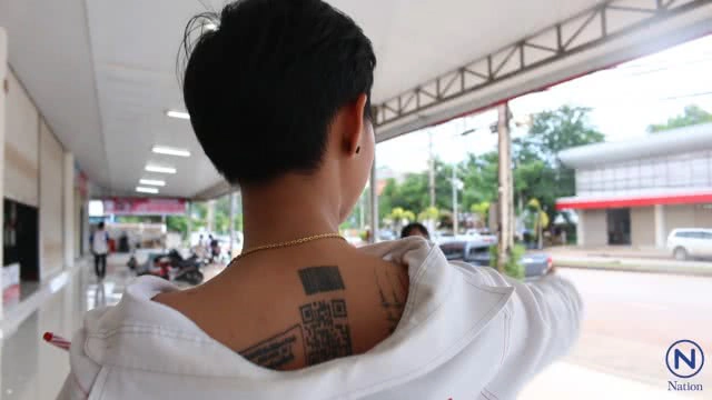 สาวหล่อ สักบัตรประชาชนกลางหลัง 
เผื่อเกิดเหตุร้ายจะได้รู้ว่าเป็นใคร