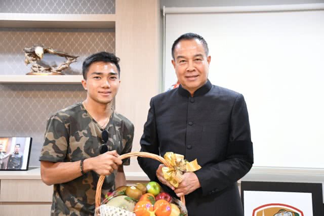 "บิ๊กอ๊อด" ให้โอวาท "เจ-ชนาธิป" ก่อนไปค้าแข้งซัปโปโร