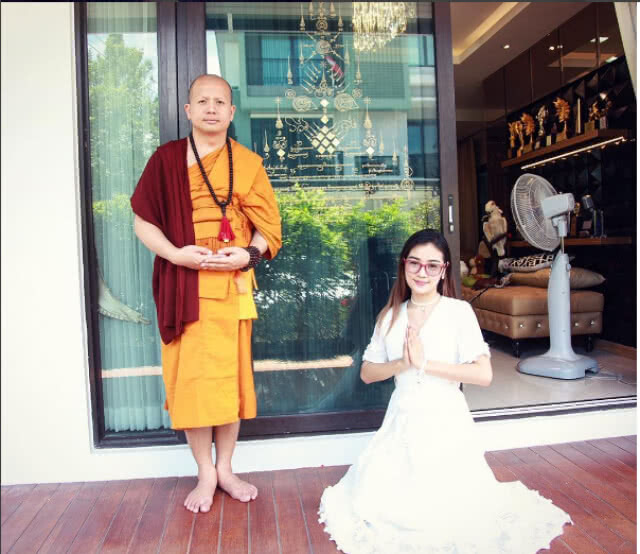 ความสุขล้นปริ่ม
"กระแต อาร์สยาม"สวย+รวย 
ทำบุญขึ้นบ้านใหม่ หลังที่ 3-4