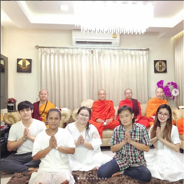 ความสุขล้นปริ่ม
"กระแต อาร์สยาม"สวย+รวย 
ทำบุญขึ้นบ้านใหม่ หลังที่ 3-4