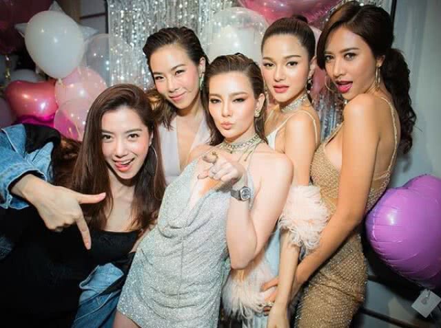 "ดิว อริสรา"
จัด HBD แซ่บ!
