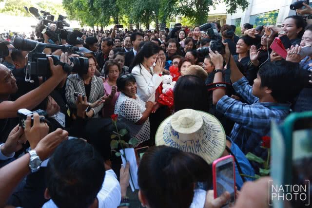 "ยิ่งลักษณ์" วอนอย่าโยงพบรูป "แม้ว" บ้านมือระเบิด