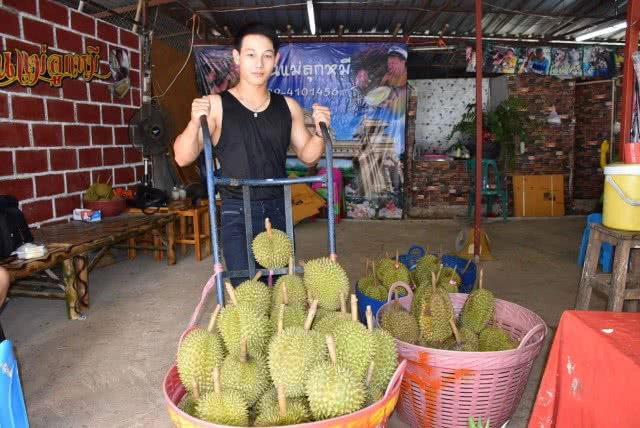 ฮือฮา! พ่อค้าทุเรียนก้ามใหญ่สุดแซ่บ "อร่อยที่สุดในโลก"