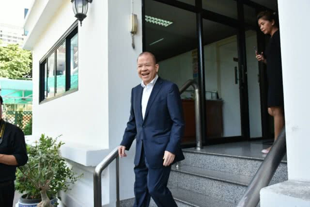 ทหารเชิญ"พิชัย"อดีตรมว.พลังงานเข้าทัพภาค1คุยความเห็นเศรษฐกิจ