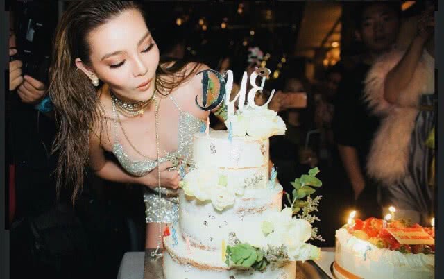 "ดิว อริสรา"
จัด HBD แซ่บ!