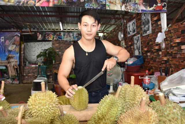 ฮือฮา! พ่อค้าทุเรียนก้ามใหญ่สุดแซ่บ "อร่อยที่สุดในโลก"