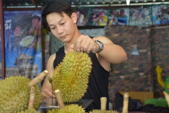ฮือฮา! พ่อค้าทุเรียนก้ามใหญ่สุดแซ่บ "อร่อยที่สุดในโลก"