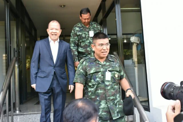 ทหารเชิญ"พิชัย"อดีตรมว.พลังงานเข้าทัพภาค1คุยความเห็นเศรษฐกิจ