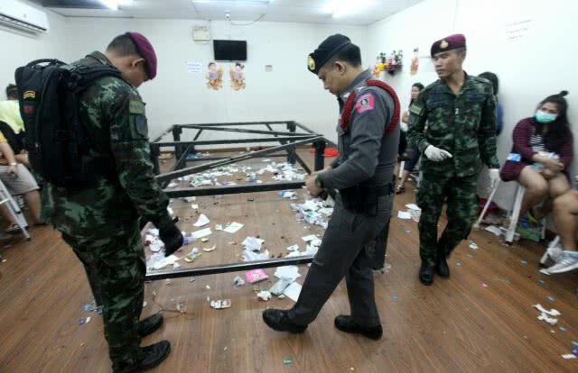 ทหาร-ตร.ลุยจับบ่อนไฮโลกำถั่ว ย่านงามวงศ์วาน