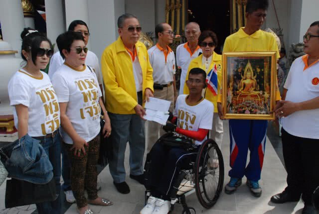 หนุ่มพิการหัวใจแกร่ง! "พี่ลูกหมี" นั่งวีลแชร์มา 12 ปี ลุกขึ้นเดินเพื่อพ่อหลวง