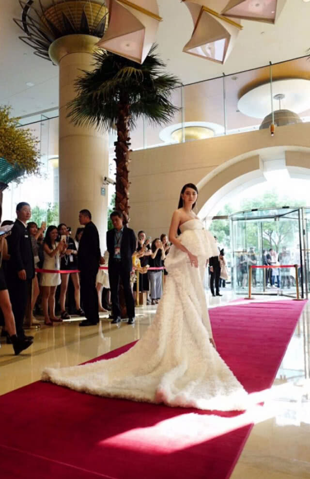 ปังมาก!! "ใหม่ ดาวิกา" เจิดจรัสกลางพรมแดง shanghai film festival