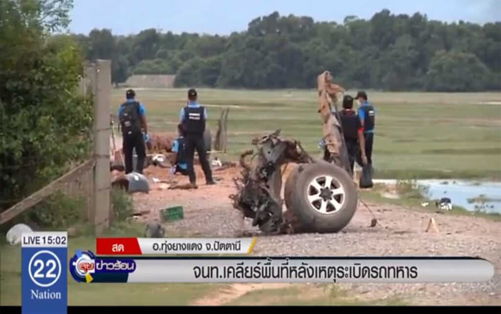 จนท.เคลียร์พื้นที่ หลังเหตุระเบิดรถทหาร จนท.เคลียร์พื้นที่ หลังเหตุระเบิดรถทหาร