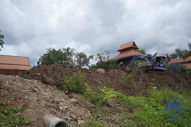 จนท.บุกตรวจ"เรือนโบราณ"
นำดินถมที่รุกน้ำปิง