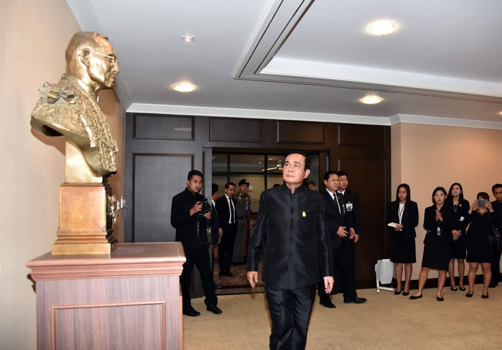 ประยุทธ์ ควัก 3.5แสน ซื้อพระบรมรูป ร.9 ไว้ประดิษฐาน ประยุทธ์ ควัก 3.5แสน ซื้อพระบรมรูป ร.9 ไว้ประดิษฐาน