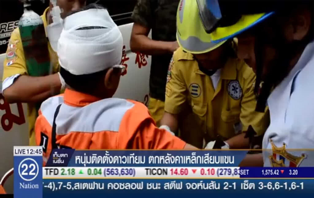 หนุ่มติดตั้งจานดาวเทียม ตกหลังคาเหล็กเสียบแขน หนุ่มติดตั้งจานดาวเทียม ตกหลังคาเหล็กเสียบแขน