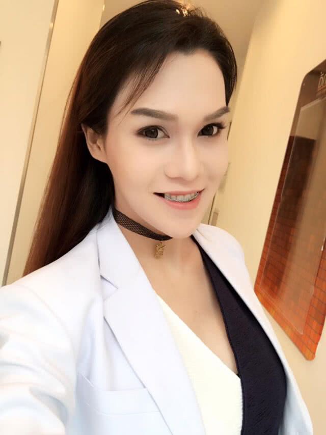 ชาวโซเชียลชื่นชม..คุณหมอสาว
ช่วยป้าล้มบนถนน กลางแดดเปรี้ยง