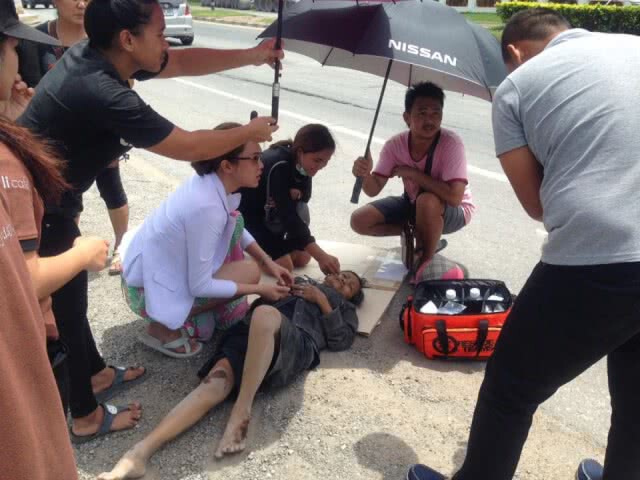 ชาวโซเชียลชื่นชม..คุณหมอสาว
ช่วยป้าล้มบนถนน กลางแดดเปรี้ยง