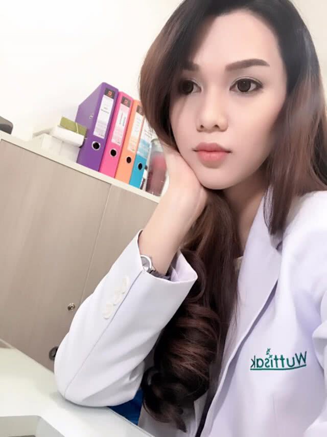 ชาวโซเชียลชื่นชม..คุณหมอสาว
ช่วยป้าล้มบนถนน กลางแดดเปรี้ยง