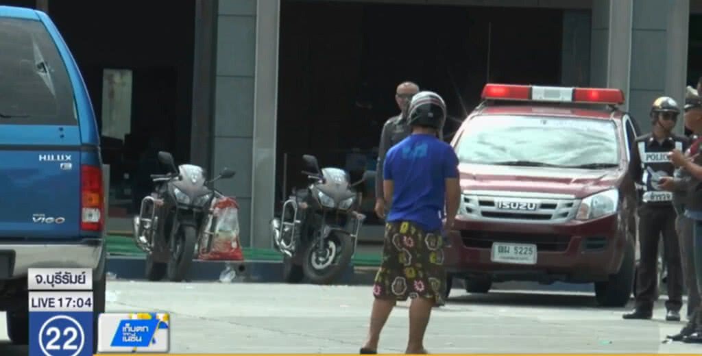 ตร.นำตัวหนุ่มโคราชทำแผนหลังยิงคู่อริดับเหตุแย่งสาว ตร.นำตัวหนุ่มโคราชทำแผนหลังยิงคู่อริดับเหตุแย่งสาว