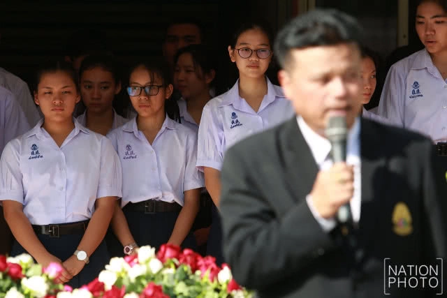 ศิษย์เก่า-ปัจจุบัน รวมตัวมอบดอกไม้ให้กำลังใจ ผอ.สามเสนวิทยาลัย