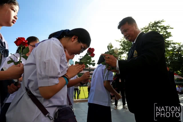 ศิษย์เก่า-ปัจจุบัน รวมตัวมอบดอกไม้ให้กำลังใจ ผอ.สามเสนวิทยาลัย