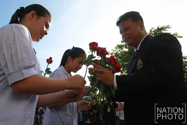 ศิษย์เก่า-ปัจจุบัน รวมตัวมอบดอกไม้ให้กำลังใจ ผอ.สามเสนวิทยาลัย