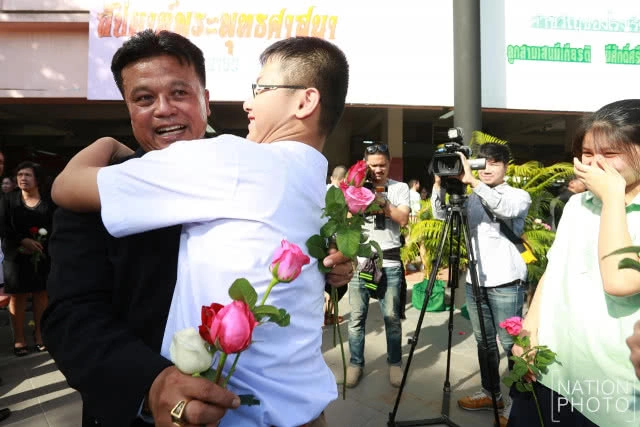 ศิษย์เก่า-ปัจจุบัน รวมตัวมอบดอกไม้ให้กำลังใจ ผอ.สามเสนวิทยาลัย