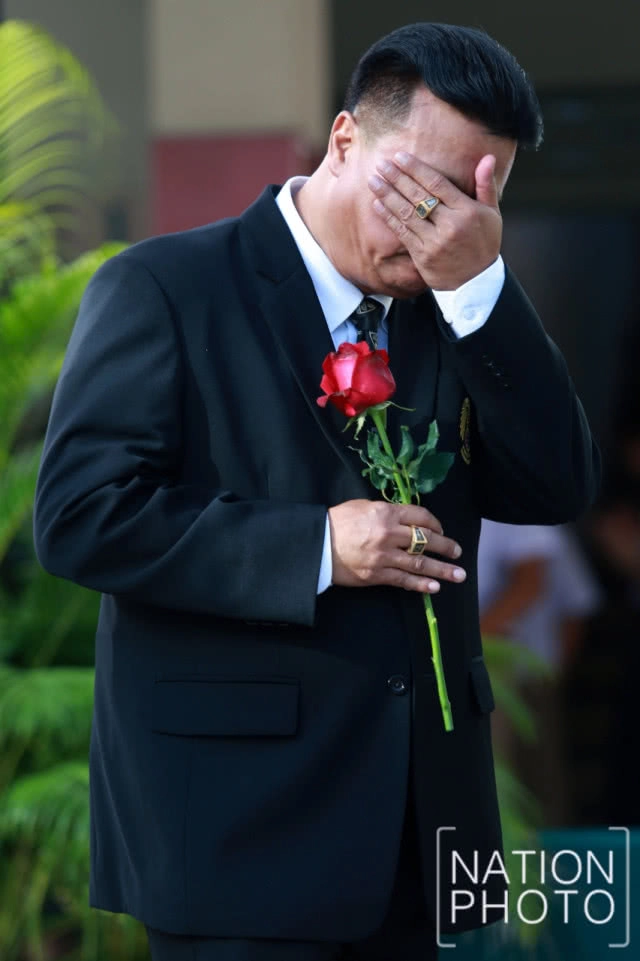 ศิษย์เก่า-ปัจจุบัน รวมตัวมอบดอกไม้ให้กำลังใจ ผอ.สามเสนวิทยาลัย