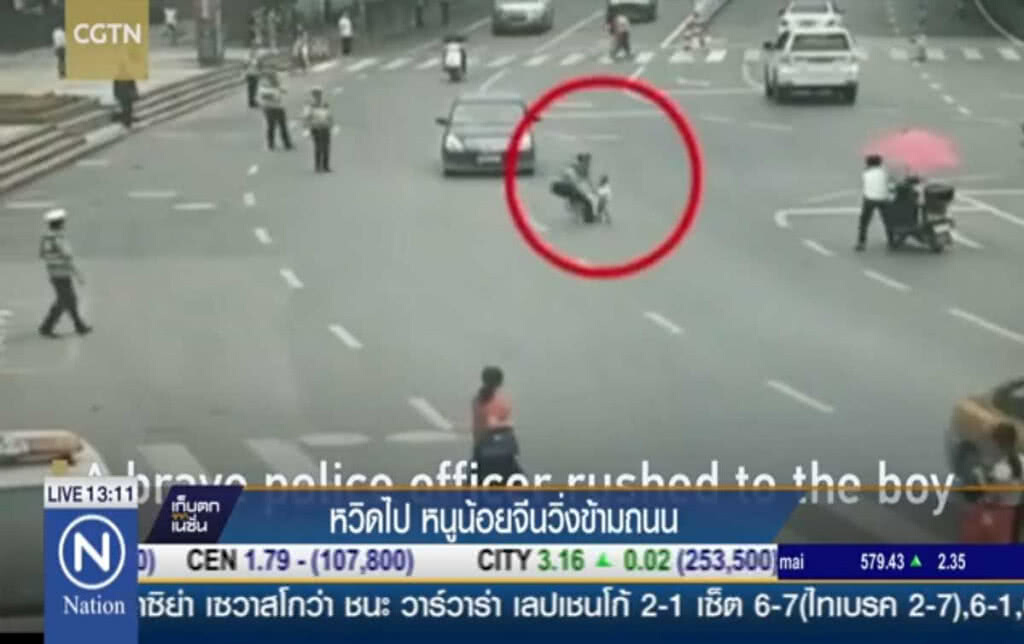 หวิดไป หนูน้อยจีนวิ่งข้ามถนน หวิดไป หนูน้อยจีนวิ่งข้ามถนน