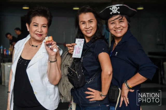 ประชันโฉม! แฟชั่นแฟนคลับ ก่อนเริ่มคอนเสิร์ต Britney Spears Live in Bangkok