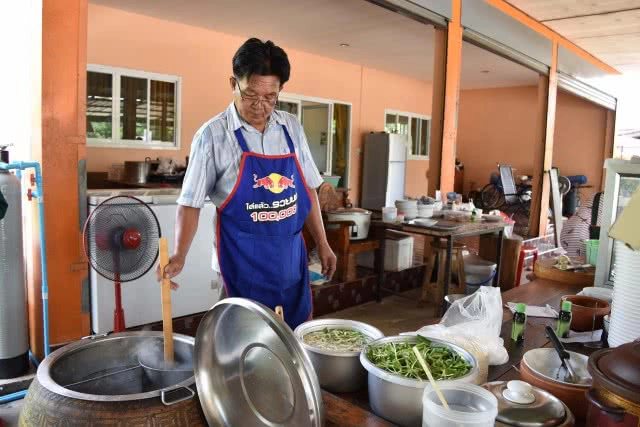 น่าลิ้มลอง ชิมก๋วยเตี๋ยวโอ่ง ชามดินเผา