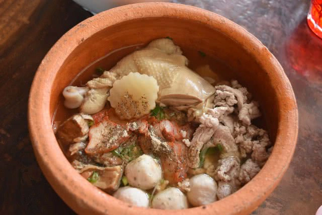 น่าลิ้มลอง ชิมก๋วยเตี๋ยวโอ่ง ชามดินเผา