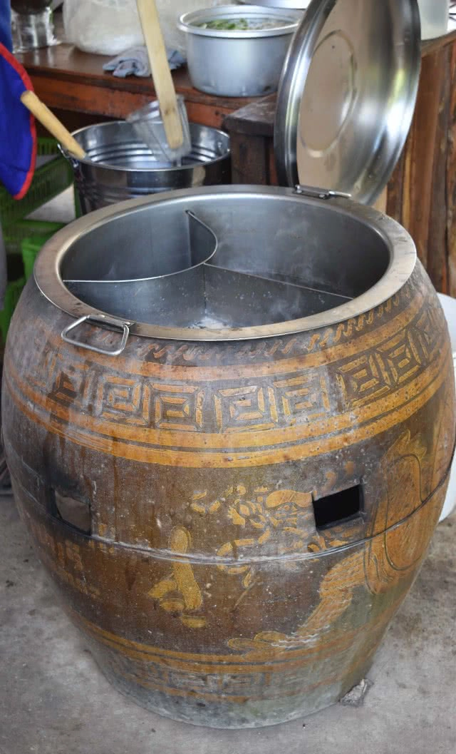 น่าลิ้มลอง ชิมก๋วยเตี๋ยวโอ่ง ชามดินเผา