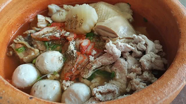 น่าลิ้มลอง ชิมก๋วยเตี๋ยวโอ่ง ชามดินเผา