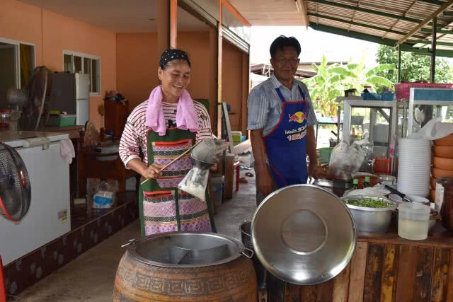 น่าลิ้มลอง ชิมก๋วยเตี๋ยวโอ่ง ชามดินเผา