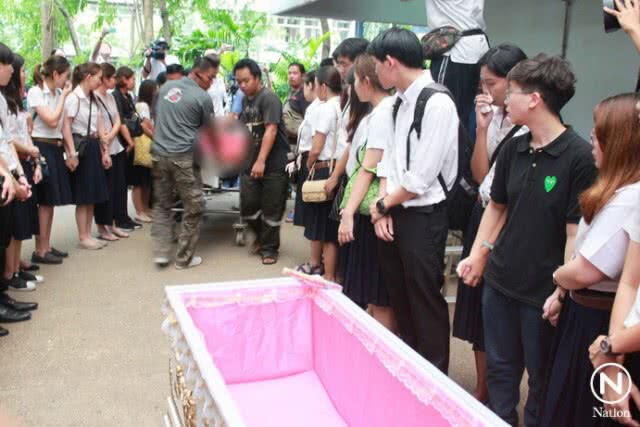 ญาติรับศพ "น้องหวาย" นศ.ตกบ่อบำบัด เผยยังทำใจไม่ได้ ไม่พร้อมจะพูดอะไรทั้งนั้น
