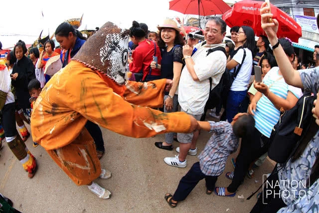 นักท่องเที่ยวกว่าแสน ร่วมงานผีตาโขน