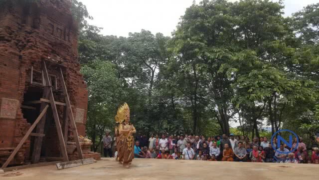 สหรัฐฯ ยอมคืน
"ทับหลังปราสาทเขาโล้น"
ผู้ว่าฯ จัดพิธีบวงสรวง
