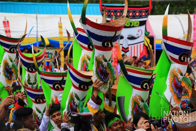 นักท่องเที่ยวกว่าแสน ร่วมงานผีตาโขน