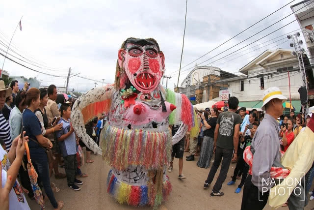 นักท่องเที่ยวกว่าแสน ร่วมงานผีตาโขน