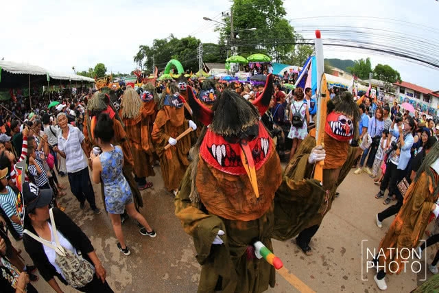 นักท่องเที่ยวกว่าแสน ร่วมงานผีตาโขน