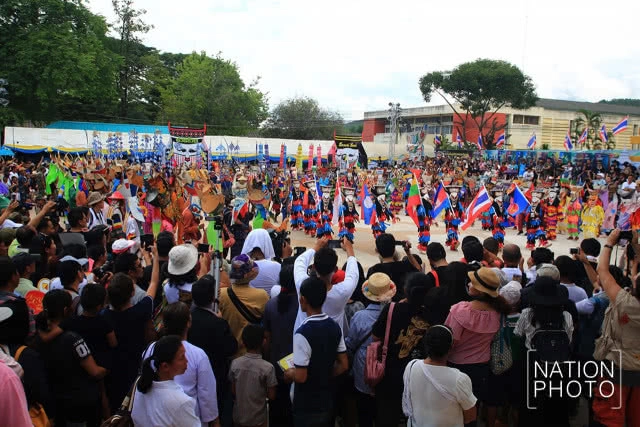 นักท่องเที่ยวกว่าแสน ร่วมงานผีตาโขน