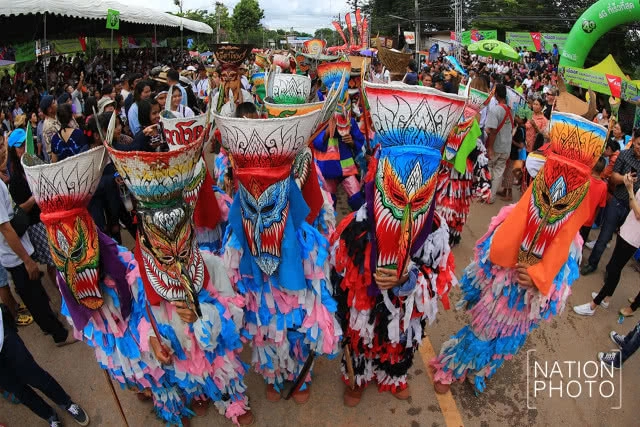 นักท่องเที่ยวกว่าแสน ร่วมงานผีตาโขน