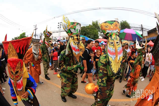 นักท่องเที่ยวกว่าแสน ร่วมงานผีตาโขน