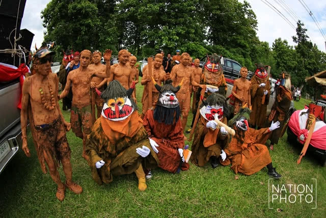 นักท่องเที่ยวกว่าแสน ร่วมงานผีตาโขน