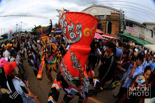 นักท่องเที่ยวกว่าแสน ร่วมงานผีตาโขน