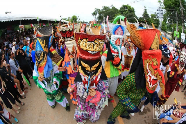 นักท่องเที่ยวกว่าแสน ร่วมงานผีตาโขน